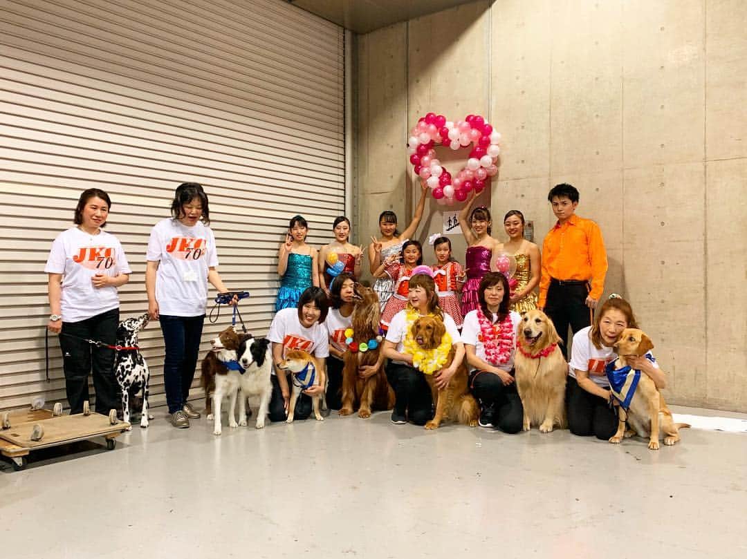 のインスタグラム：「・ FCI JAPAN INTERNATIONAL DOG SHOW2019  Dogdance × unicycle  ドッグダンスと一輪車のコラボショー！！ 今年も出演させて頂きました🐶 記念すべき70周年ということで エンディングでは沢山のバルーンを使ってお祝いの演出しました☺ 可愛くバルーンができて満足してます！笑笑  わんちゃんとのコラボも 上手くいってショーを楽しく終える事ができました💗  見にきてくださった方々、 関係者の皆様、 ありがとうございました😊  そして静岡から出演してくれた まあとあきありがとう☺️ おつかれさまでした🐶！ ・ ・ ・ #fciドッグショー #一輪車 #ドッグダンス #コラボショー #dogshow #unicycleshow #collaboration #balloon  #thankyouall #chocolat」