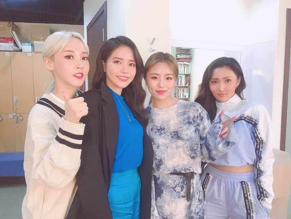 Mamamooさんのインスタグラム写真 - (MamamooInstagram)「‪[#마마무] ‬ 네 번째 팬싸를 마지막으로  White Wind 활동이 마무리되었습니다😭 3주동안 무무들과 함께해서 맘무는 하루하루  붐 까까꿍 타다둥했어요~! ‪무무들 조심히 들어가고 푹 쉬어요🛌 ‪다시 한 번 말하지만 역시 무무가 최고다👍  콘서트에서 만나용!」3月31日 20時26分 - mamamoo_official