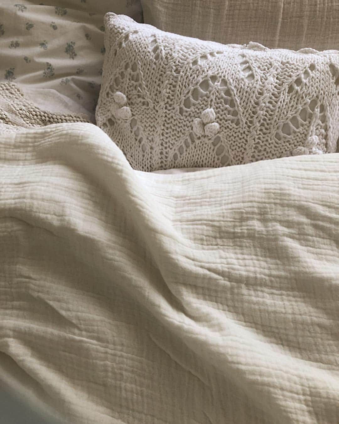 柴田紗希さんのインスタグラム写真 - (柴田紗希Instagram)「寝るところと寝るときパジャマ♡ 3枚目の @gelatopique_official のAラインストライプワンピは生地感たまんないんだ！ 幸せな気持ちで寝れるベッドにパジャマって 本当に尊いと感じるこのごろ。。。 大切だからもっと寝る技を極めたい☺︎ #myroom #しばさき部屋」3月31日 20時26分 - shibasaaki