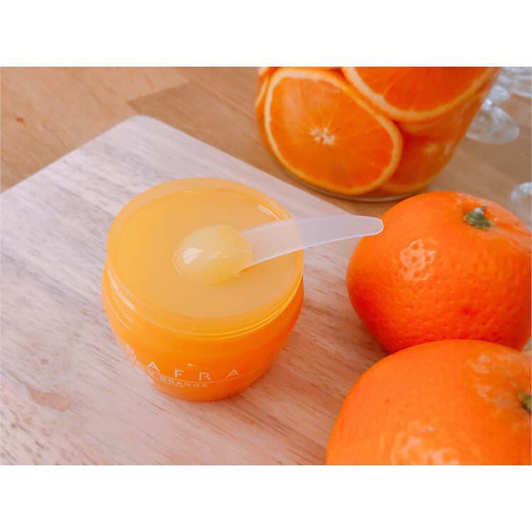 大谷朋子さんのインスタグラム写真 - (大谷朋子Instagram)「♡ * @rafra_official 様からご招待いただき 人気のクレンジング「バームオレンジ」の 誕生15周年記念イベントへ◡̈* * 2/3以上が天然由来の美容成分♡ ほのかにオレンジの香りがして、 洗う度に肌がうるおい、ふっくら柔らかな肌へと 導いてくれます🧡 * オレンジいっぱいのイベントで、 ケータリングもケーキも可愛かった〜🍊 * ラフラの他の商品もたくさんお試ししてみて、 オールインワンゲルとUVミルクが特に気になりました🧡 * ラフラのある暮らし、憧れです♡ * * #ラフラ #ラフラのある暮らし #シンプルライフ #丁寧な暮らし #rafra_pr」3月31日 20時26分 - tomoko_ohtani