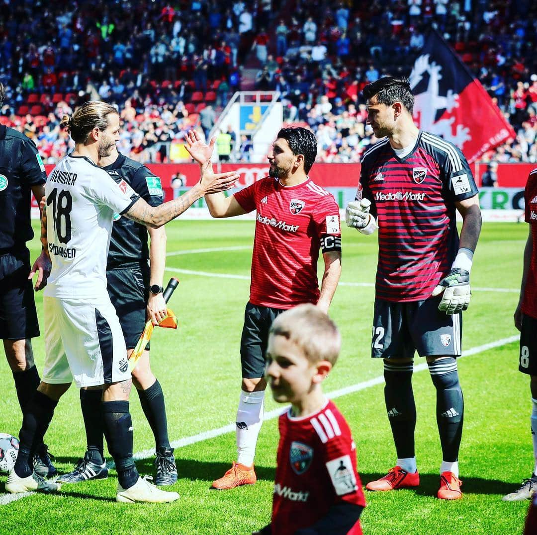 FCインゴルシュタット04さんのインスタグラム写真 - (FCインゴルシュタット04Instagram)「ANPFIFF ‼️👊 Auf geht’s, #Schanzer 💪 Gemeinsam alles geben und den so wichtigen Heimsieg einfahren 🔥⚽️ #FCISVS #Zamrückrunde #UnsereSchanz #AudiSportpark #Anpfiff」3月31日 20時33分 - dieschanzer