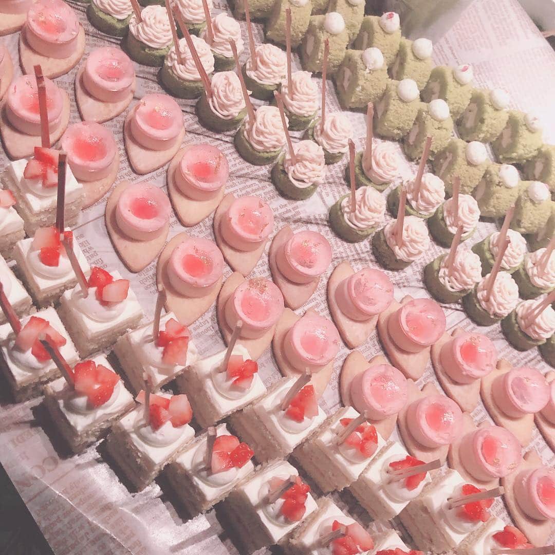 山村ゆりかさんのインスタグラム写真 - (山村ゆりかInstagram)「昨日お花見したときのデザート🌸 かわいいしおいしかったー♡  #お花見 #デザート #デザートビュッフェ #dessert #japan #tokyo #kawaii #かわいい #桜 #インスタ映え」3月31日 20時37分 - rika_m_1221