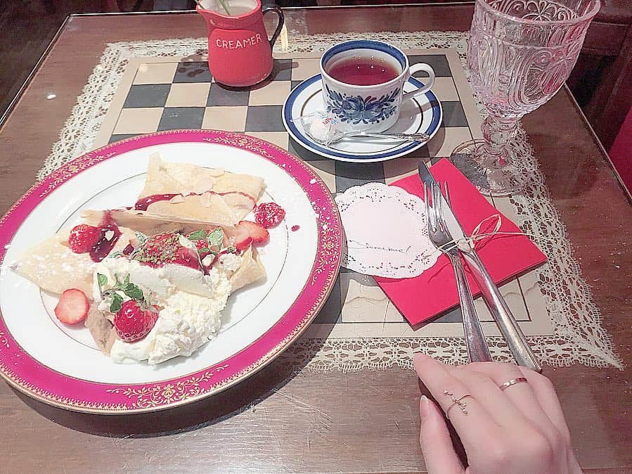 上野遥さんのインスタグラム写真 - (上野遥Instagram)「東京で1人でカフェに行った日☕︎ ・ インスタで気になっていたお店🗝 店員さんがとっても優しくって ガレットもとっても美味しくって 心が温まりました そして気になっていた「モッチャム」 というタピオカ屋さんにも行きました！ なんとイチゴアールグレイミルクティーということで、 絶対飲もうと決めていたんですけどかなり並んでいて…！ だけどそれでも飲みたくて並びました＾＾ タピオカがもう本当に好みなもので今まで飲んだものでダントツで1番！！！ 大きいサイズにすればよかったとおもったくらいとっても美味しかったです… 本店は大阪みたいなので東京のも期間限定で、、 もう飲める機会はないだろうとおもっていたんですけど、 なんとさっき！ 福岡に明日モッチャムオープンって記事見ました！！！！奇跡、、、、、（ ; ; ）♡ #表参道カフェ #タピオカ #モッチャム #アールグレイ民 #アールグレイ #ガレット」3月31日 20時38分 - harutan.pink