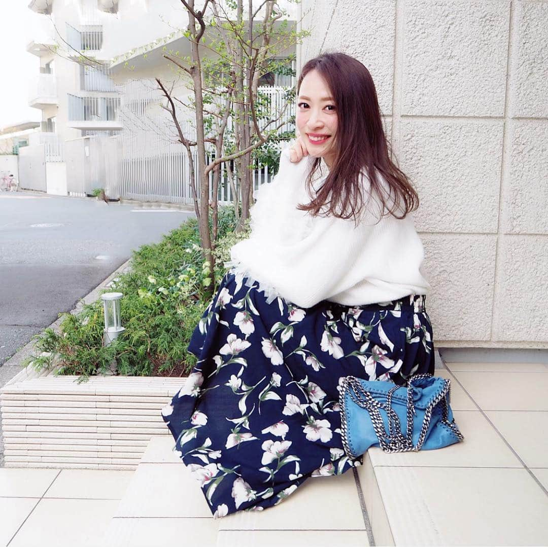 磯部奈央さんのインスタグラム写真 - (磯部奈央Instagram)「Coordinate☺︎❤︎ . あんまり花柄は着ないのですが、オトナっぽい花柄は好き🌷 . . #tops ...#tines #skirt …#fifth #bag …#steramaccartney  #shoes …#millioncarats . . . . #coordinate #style #ootd #instagood #instafashion #fifthtl #フィフス  #fifthコーデ #プチプラコーデ #プチプラ #コーデ #シンプルコーデ #ファッション #コーディネート #fashion #outfit #花柄ロングスカート #スカートコーデ  @fifth_store ←40%OFFクーポン出てました✨」3月31日 20時38分 - nao_isobe729