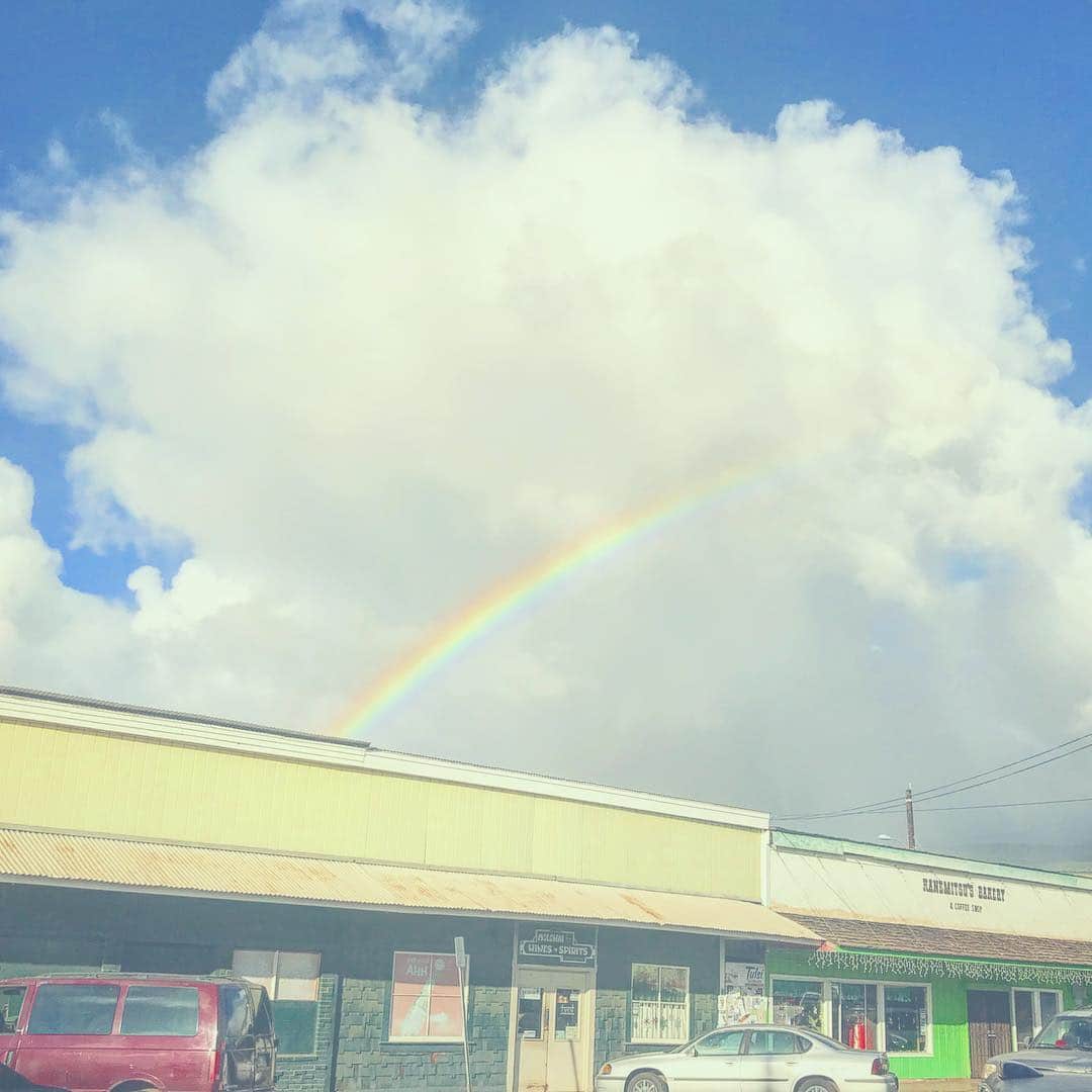 のインスタグラム：「Rainbow Kaunakakai  虹のカウナカカイ。」