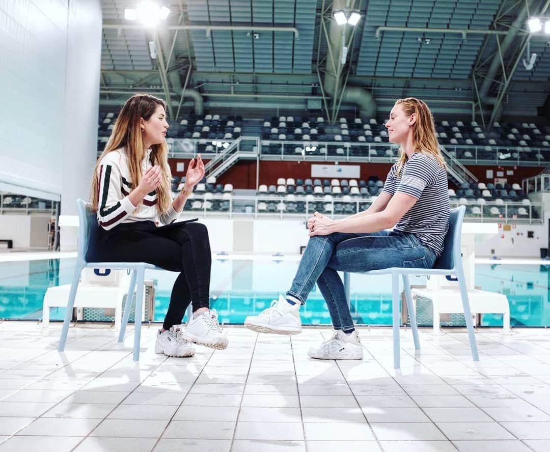 フェムケ・ヘームスケルクのインスタグラム：「To my Dutch followers: Vanavond @nosjeugdjournaal om 19h op NPO3 mijn interview met de lieve en mooie @milou_stoop 🤗😍 Dankjewel voor alle ingezonden vragen! . .  Heb je naar aanleiding van deze uitzending nog vragen, stel ze gerust hieronder in de comments! . . . #JeugdJournaal #Eindhoven #Interview 📸 : @nosjeugdjournaal」