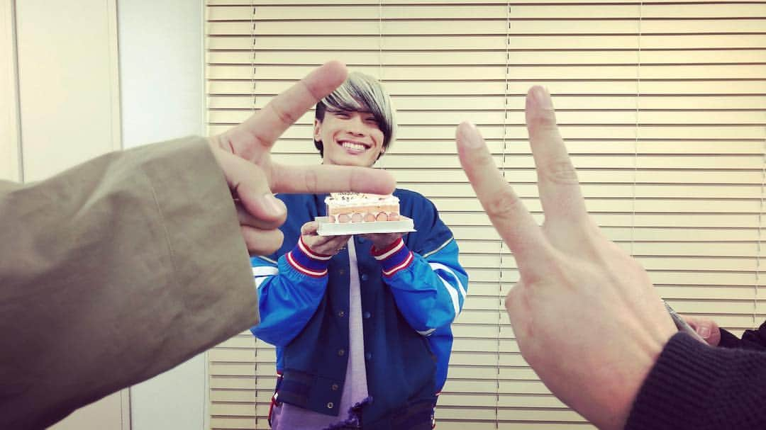 THE ORAL CIGARETTES さんのインスタグラム写真 - (THE ORAL CIGARETTES Instagram)「あきらの誕生日祝いもぐだくだに、、😂 みなさん、お祝いメッセージありがとうございました！！ #今回はちゃんとメンバーに伝えてたのに #メンバーが引き止めてくれないから #あきらが帰ろうとするのを必死で止めた結果 #本人に感づかれました😭」3月31日 20時39分 - the_oral_cigarettes_official