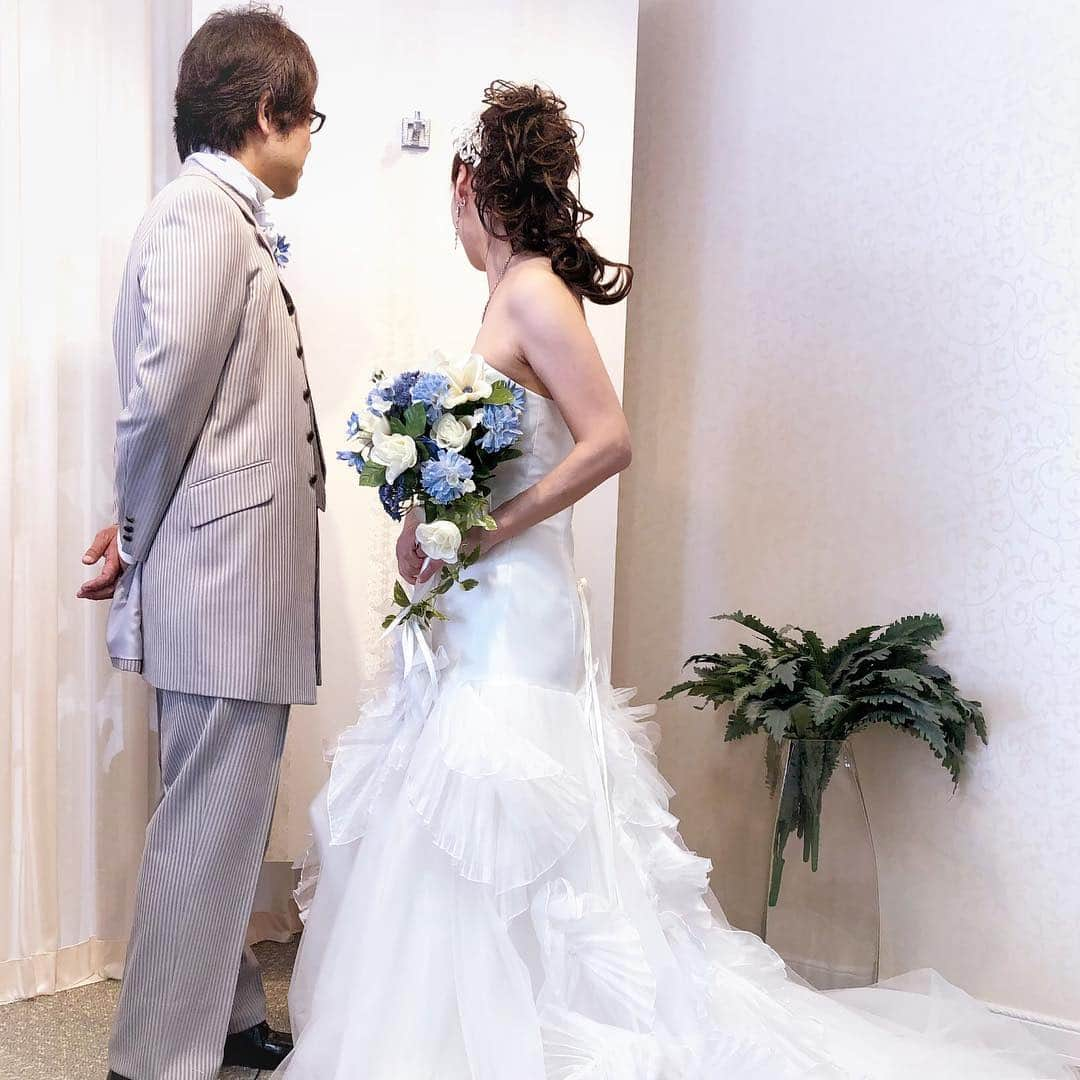 ウェディングカフェ/結婚式場無料紹介/富山・高岡・金沢・福井さんのインスタグラム写真 - (ウェディングカフェ/結婚式場無料紹介/富山・高岡・金沢・福井Instagram)「「結婚式のプロがアドバイス💁‍♀️✨」﻿ ﻿ 「地元での結婚式がいいか、リゾートウェディングがいいかで迷っています」とご相談。﻿ ﻿ 地元で挙式のみで、ハネムーンを100%楽しむのもひとつの手段💁‍♀️とご提案しましたが、お二人だけの沖縄挙式で決定いたしました❤️﻿ ﻿ ウェディングドレスとタキシードをご試着の様子です😊❤️﻿ ﻿ 長身でスタイル抜群の新婦さま！﻿ 華やかなスレンダードレスがとってもお似合いでした👗✨✨﻿ ﻿ ﻿ #ウェディングカフェ#ウエディングカフェ#weddingcafe#結婚式#国内リゾートウェディング#沖縄挙式#沖縄ウェディング#ウェディングドレス#ドレス#金沢#石川県#金沢市#小松市#白山市#野々市市#松任市#かほく市」3月31日 11時47分 - kanazawa.weddingcafe