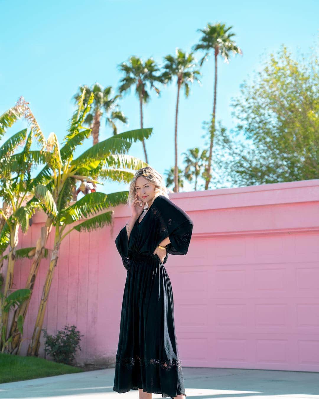 のインスタグラム：「Aging. Hard Pass. If you’re curious I’m  talking about my anti-aging skincare routine and skincare management program with @petramedispa in my Stories today. If you’re not curious about my skincare here’s a picture of me from our last weekend in Palm Springs because that’s where I’d like to be right now.」