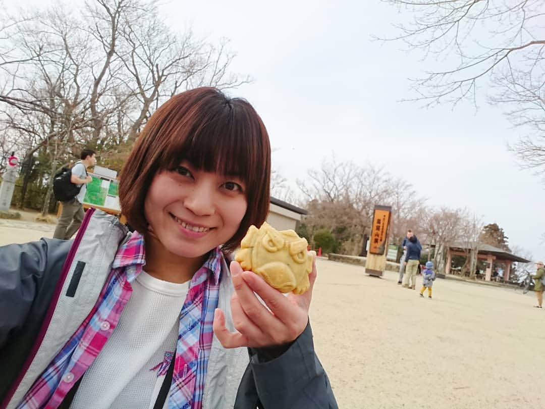 桜花さんのインスタグラム写真 - (桜花Instagram)「こないだ高尾山の山頂にて。  天狗焼きとカフェオレをほおばり隊でした！🍀 もちろん, どこで食べても美味しいのですが、  山頂で、『山頂に参上〜！！』と言いながら食べるとなお美味さがチョモランマ級ですよ🌷笑  保温ボトルでお湯を持参し時短です🌸  #天狗焼き  #高尾山  #美味しい #黒豆餡  #山登り  #山  #山歩き #ハイキング #コーヒー  #珈琲  #mountain  #mountains #tenguyaki  #cofee」3月31日 11時42分 - mountainohka