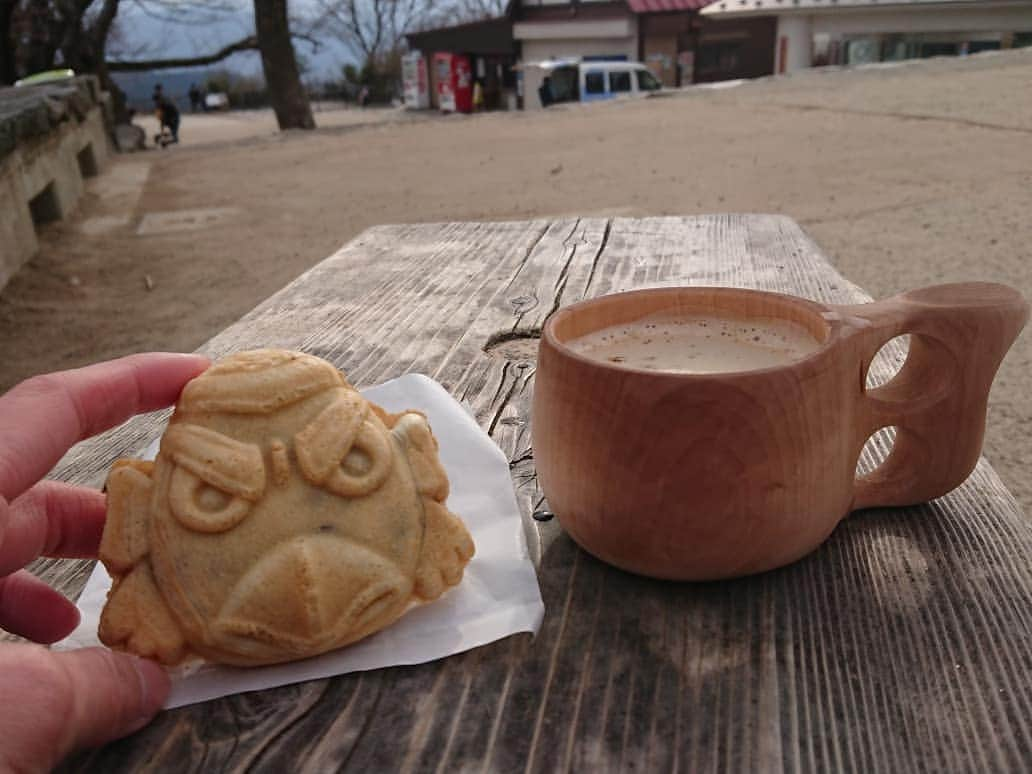 桜花さんのインスタグラム写真 - (桜花Instagram)「こないだ高尾山の山頂にて。  天狗焼きとカフェオレをほおばり隊でした！🍀 もちろん, どこで食べても美味しいのですが、  山頂で、『山頂に参上〜！！』と言いながら食べるとなお美味さがチョモランマ級ですよ🌷笑  保温ボトルでお湯を持参し時短です🌸  #天狗焼き  #高尾山  #美味しい #黒豆餡  #山登り  #山  #山歩き #ハイキング #コーヒー  #珈琲  #mountain  #mountains #tenguyaki  #cofee」3月31日 11時42分 - mountainohka