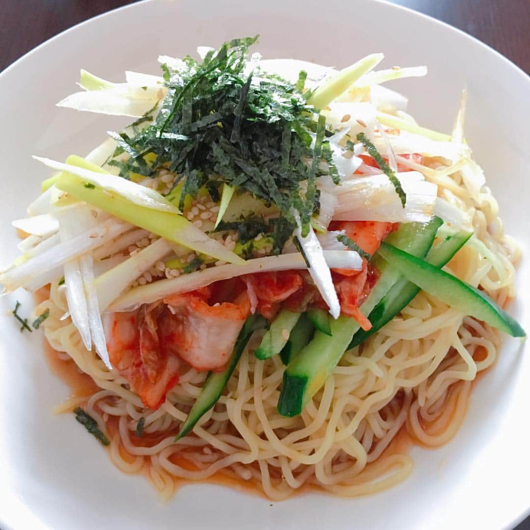 山西章博のインスタグラム：「今日のご飯。余り物で冷やし中華なのさ！ #冷やし中華 #余り物  #きゅうり  #キムチ #ネギ #冷麺のような具  #初心者主夫」