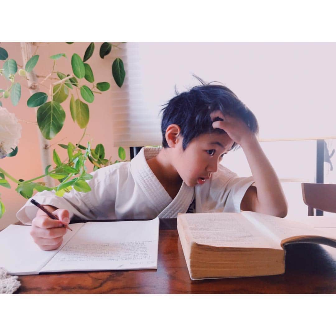 鈴木紗理奈さんのインスタグラム写真 - (鈴木紗理奈Instagram)「集中力を備えること。 めりはりをつけること。  わたしが子供を育てていく中で めちゃめちゃ大切やと思ってること。  だけど、 小3男子にはそれがかなり難しいらしく、、 😩このままでは何してもあかんやないかい‼︎と心配が募り  何度も話し、集中力を養うために 本の書き写しをはじめてもらった。  はじめは画像の通り、頭カキカキ、 キョロキョロ。笑笑  こんなに集中力無かったのかと浮き彫りに笑笑  毎日コツコツ1ヶ月。 集中できる時間と 書き写せる量が断然増えた‼︎ おー、いいねぇ。 そうそう、 集中力さえあれば何でもできる‼︎ 地道な作業やけど 親も諦めへんぞう😤❤️ 当分続けます。  #riototomama」3月31日 11時56分 - munehirovoice