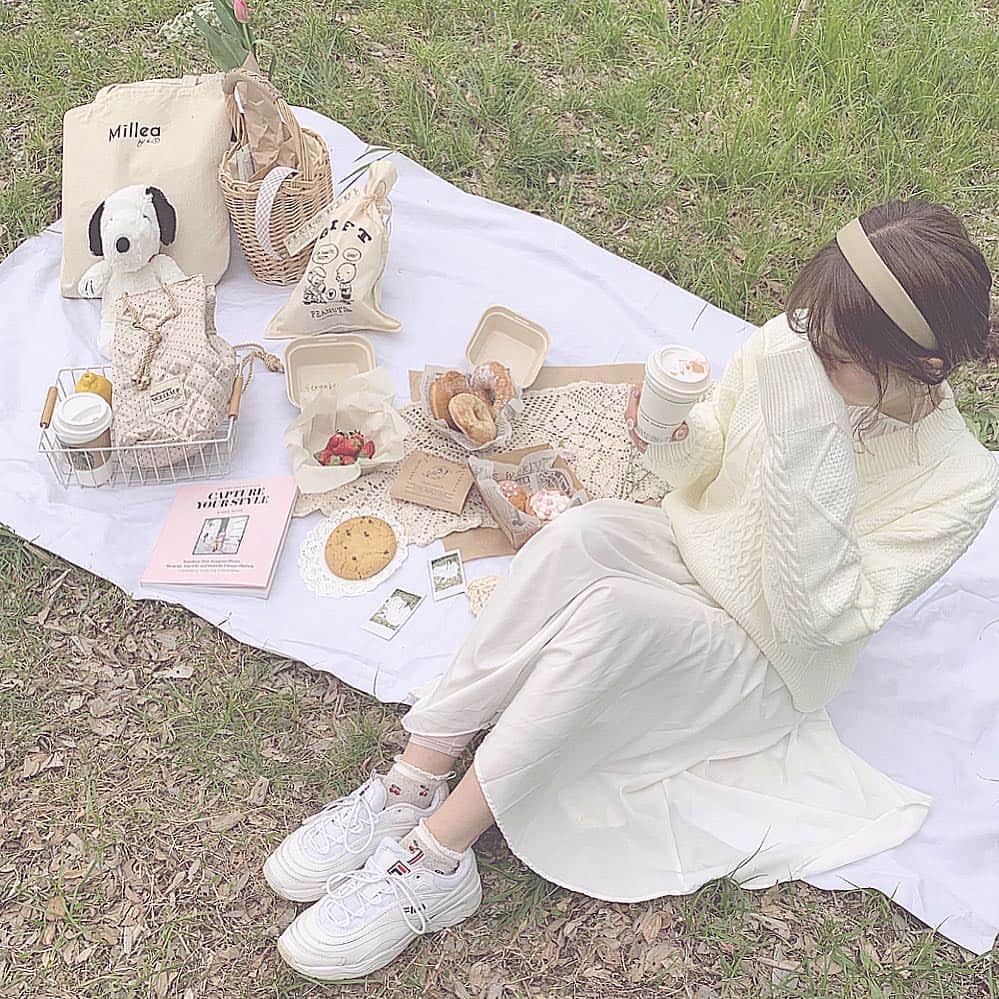 ひこ乃さんのインスタグラム写真 - (ひこ乃Instagram)「🧺🍋picnic⠀ ⠀ 今年初めてのピクニック♡ 実は寒くて震えてる。笑⠀ ユニクロのヒートテックの タイツがチラ見えした🙈笑 ちなみにこのタイツの薄ピンクが一番 下着響かないから白いスカートや 薄い生地のボトムス履く時めっちゃおすすめ𓍯 ⠀ ⠀ 🍋🍋🍋 #picnic#피크닉」3月31日 11時50分 - hikono0909