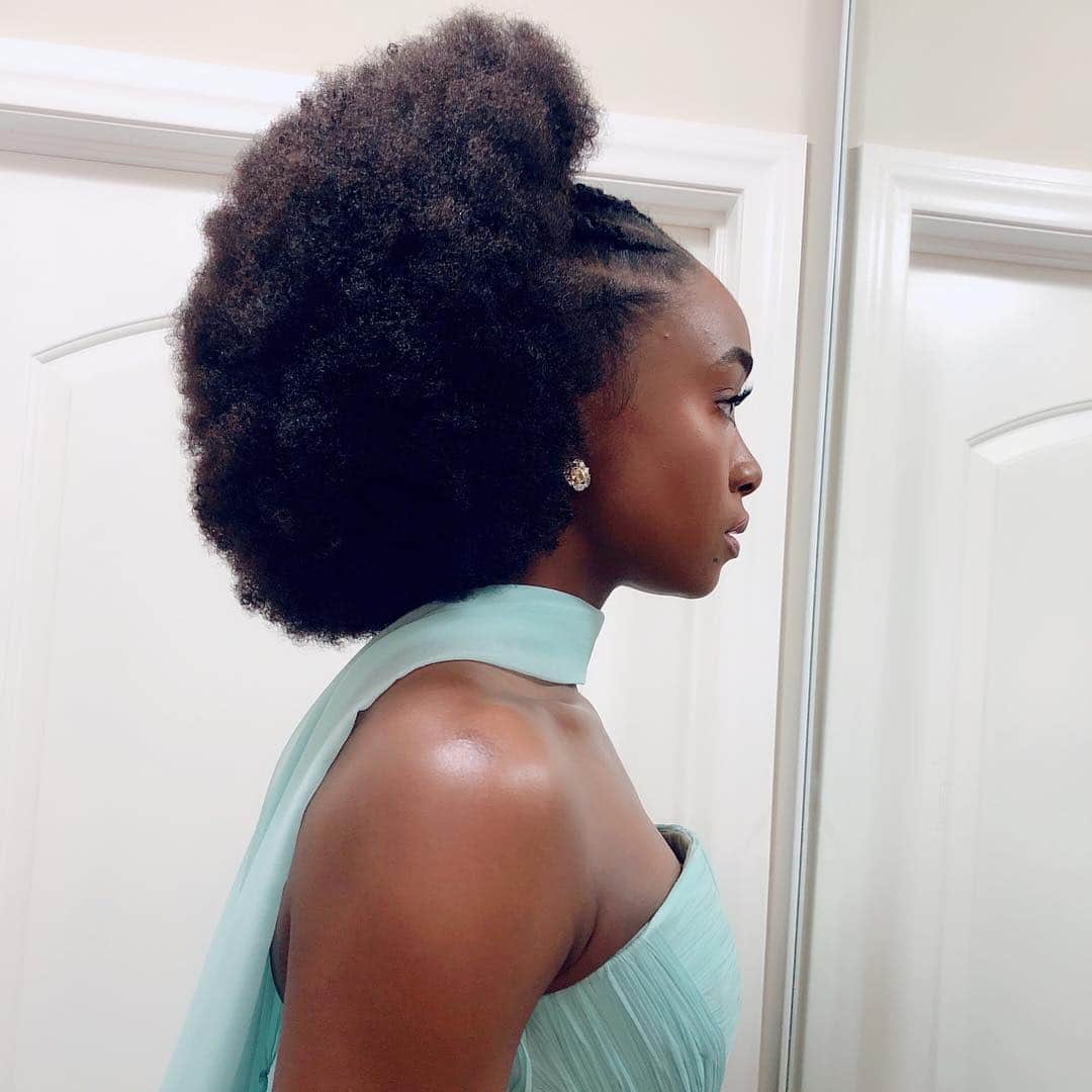 Lacy Redwayさんのインスタグラム写真 - (Lacy RedwayInstagram)「Hair taking on its own life !!! One of many view and angles from tonight’s look on my 🍫 sister ✨ Kiki Layne ✨  Team :  @waymanandmicah Styling  @rebekahaladdin Makeup  @nettienailsit  Nails  Crown by ME #HairByLacyRedway  #kikilayne #NAACPimageAwards」3月31日 11時53分 - lacyredway