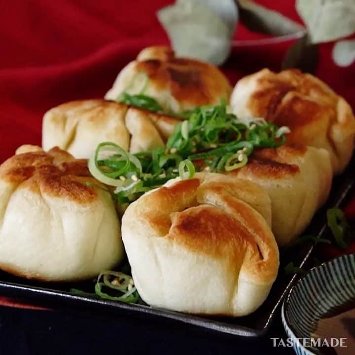 のインスタグラム：「【みんな大好き】食パンマン🍞⠀⁣⠀ ⠀⁣⠀ スマホアプリはレシピを簡単に探せるよ📲⠀⁣⠀ ダウンロードはプロフィールのURLをクリック👆⁣⠀ ⁣⠀ ■材料⠀⁣⠀ ⠀⁣⠀ ・食パン（耳なし） 6枚⠀⁣⠀ ・冷凍肉シュウマイ　6個⠀⁣⠀ ・ごま油　適量⠀⁣⠀ ・白ごま　適量⠀⁣⠀ ・青ネギ　適量⠀⁣⠀ ・ポン酢　適量⠀⁣⠀ ⠀⁣⠀ ■手順⠀⁣⠀ ⠀⁣⠀ 1. 食パンをラップの上にのせ、麺棒で伸ばす。⠀⁣⠀ 2. 冷凍肉シュウマイを乗せて包む。⠀⁣⠀ 3. レンジで600w1分ほど温める。⠀⁣⠀ 4. 形を整え、フライパンに並べてごま油を加える。⠀⁣⠀ 5. 両面焼いたら取り出し、青ネギ、白ごまをふりかけてお好みでポン酢につける。⠀⁣⠀ ⠀⁣⠀ #food #foodie #cooking #recipe#tastemade #japan #japanese#japanesefood #料理 #クッキング #レシピ #おうちご飯 #おうちごはん #おうちカフェ #ランチ #お昼ごはん #ディナー #夜ごはん #食パン #パン #肉まん」