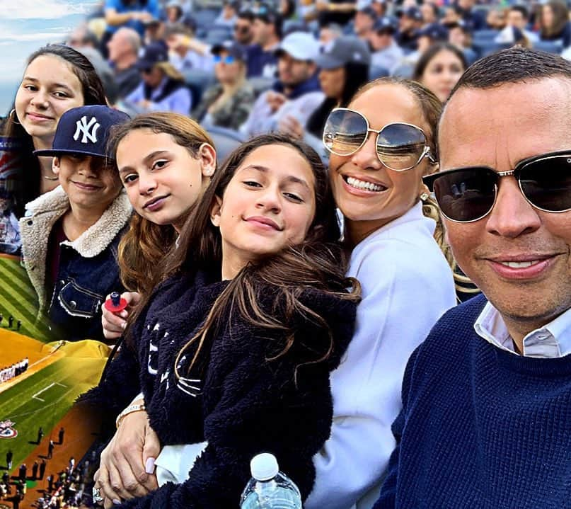 ジェニファー・ロペスさんのインスタグラム写真 - (ジェニファー・ロペスInstagram)「Take me out to the ball game...#yankees #13 #bronxbombers #familia」3月31日 12時05分 - jlo