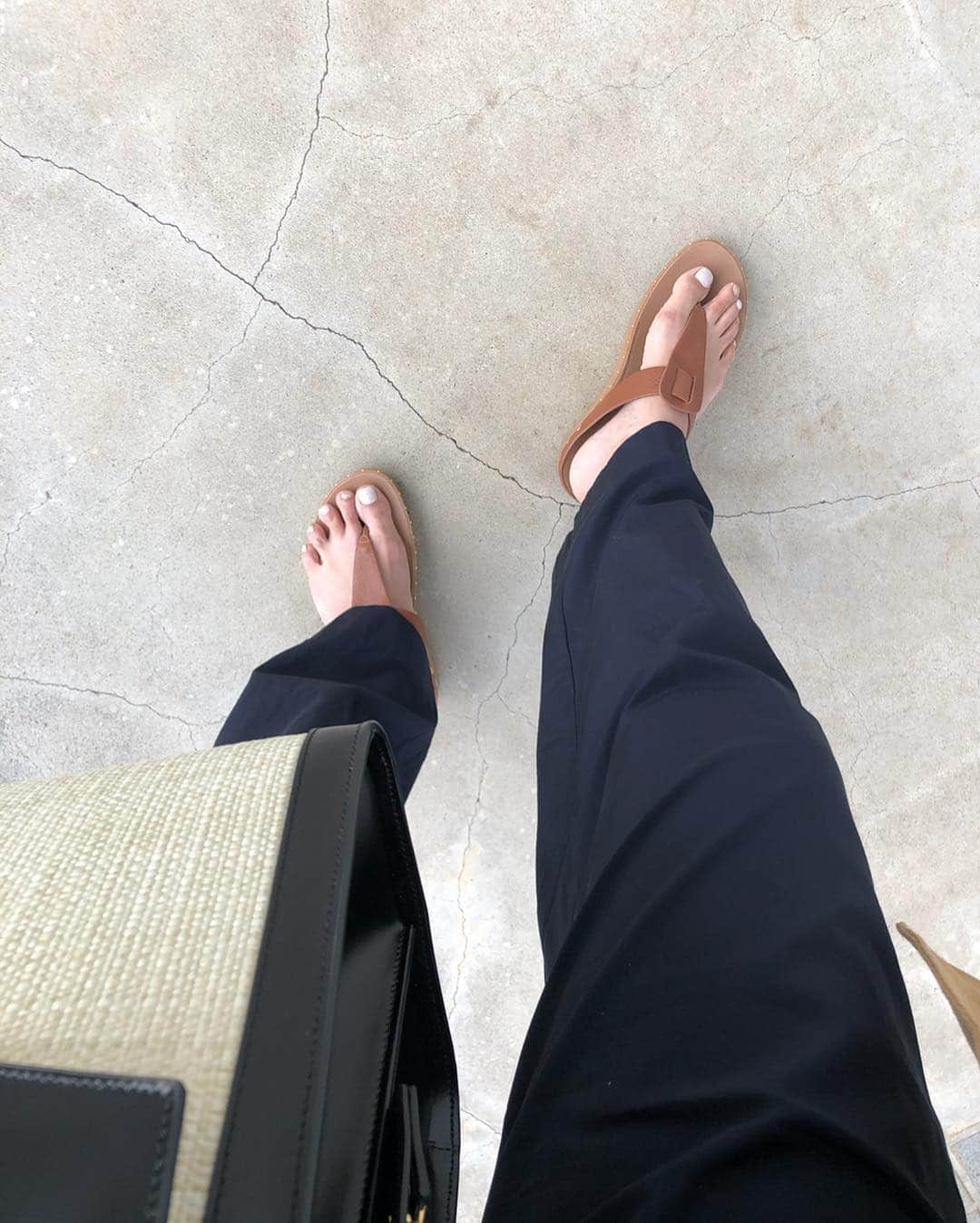 Ayaさんのインスタグラム写真 - (AyaInstagram)「#outfitoftheday . リネンジャケットに @fitflop_japan のトングで、カジュアルダウン。スタッズ好きにはドツボなデザイン #fitflop_japan #フィットフロップ . tops @youngandolsen  jacket @marjour_official  pants @drawingnumbers  bag @ysl  earring @amerivintage」3月31日 12時04分 - aya_green1010