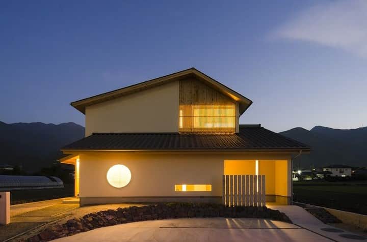 コラボハウス一級建築士事務所さんのインスタグラム写真 - (コラボハウス一級建築士事務所Instagram)「.⠀ 夜になり、明かりを灯すと⠀ 満月のような丸窓が浮かび上がります。⠀ .⠀ 明と暗、⠀ 窓と壁のバランスにこだわったお家です。⠀ .⠀ こちらのお家は「コラボハウスの和の家」として⠀ ホームページの施工例でご紹介しています。⠀ @collabo_house　からご覧ください。⠀ #中秋の名月 #和 #和の家 #外観 #ファサード #格子 #丸窓 #月窓 #和風 #切妻屋根 #塗り壁 #ベルアート #外構 #自分らしい暮らし #デザイナーズ住宅 #注文住宅新築 #設計士と直接話せる #設計士とつくる家 #コラボハウス #インテリア #愛媛 #香川」3月31日 12時00分 - collabo_house