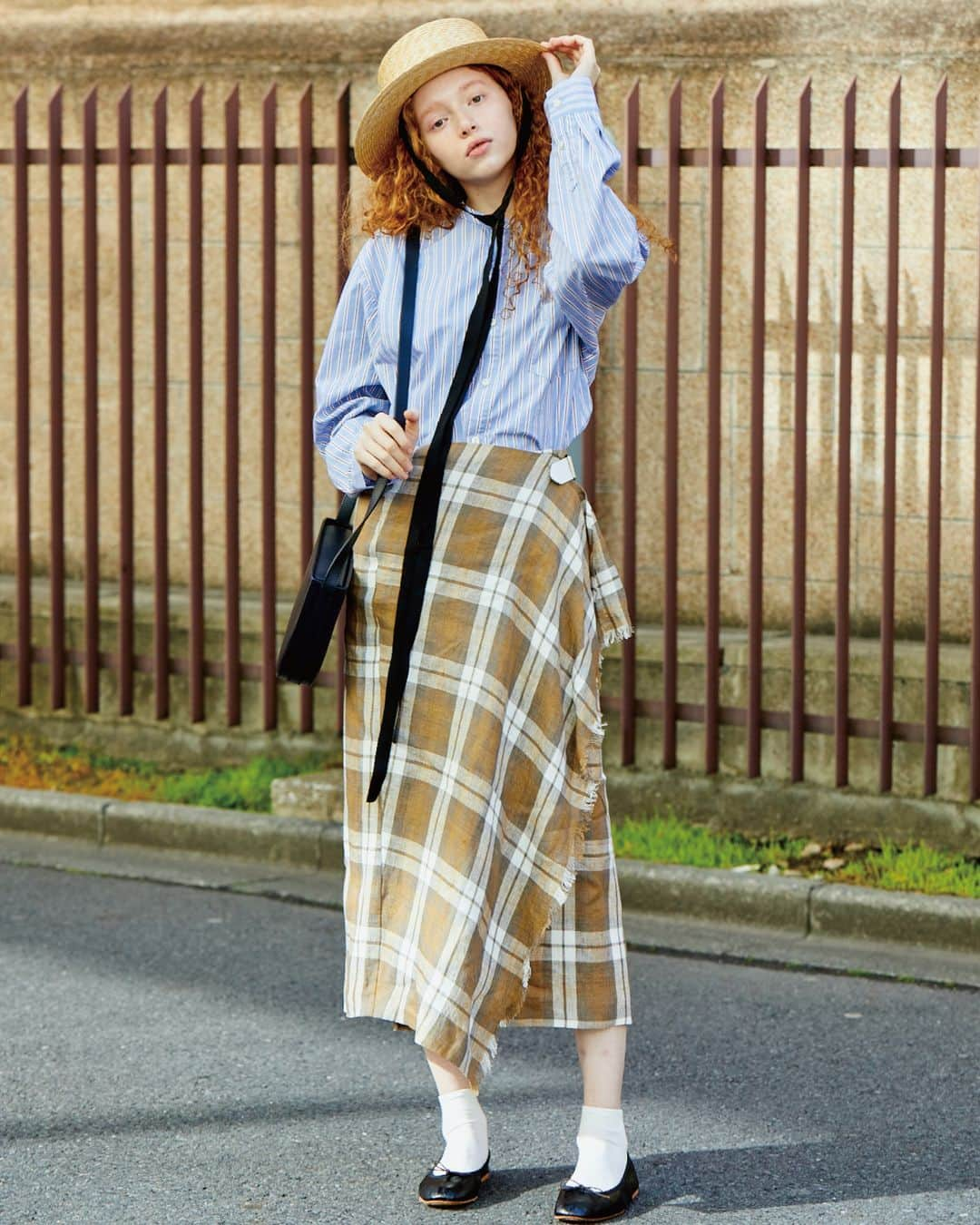 FUDGEさんのインスタグラム写真 - (FUDGEInstagram)「‣ SKIRT STYLES OF 15RULES パリシックに装うスカート使いのイロハ この春、スカートを穿くのなら甘さ控えめのパリシックなテイストがいい。 ほんのりスパイスを効かせた、ボーイ&レディ軸のお洒落な着こなし。 そのルールを身につけて。 . ✎ NO.7 コーディネートに気品を添える、レディライクなシューズたち。 スリットの入ったシャープな印象のスカートに合わせると、端正な佇まいが魅力的なスタイルに。 キメすぎるぐらいが、実はちょうど良いバランス感を生む。 . 憧れのパリジェンヌを体現するには、可憐な足元を演出するバレエシューズがマスト。 ストライプのブラウスと、チェック柄スカートによる柄×柄スタイルを、ブラックのバレエシューズが引き締めてくれる。 . //////////////////////////////////////////////////////// . --- #スカート --- ✔︎ O'NIEL of DUBLIN #ONIELofDUBLIN ↪︎ ¥22000 . --- #シューズ --- ✔︎ A.P.C. ( #apc )@apc_paris ↪︎ ¥29000 . --- #バッグ --- ✔︎ A.P.C. ( #apc )@apc_paris ↪︎ ¥54000 . --- #シャツ --- ✔︎ #harvesty @harvesty_official ↪︎ ¥16800 . --- #ハット --- ✔︎ #override @override_official ↪︎ ¥10000 . . //////////////////////////////////////////////////////// . . FUDGEの雑誌《最新号VOL.190》では、 Bonjour! Parisienne いつの時代もお手本はパリジェンヌ と題し、 パリジェンヌやフレンチガールのコーデ、 ワンポイント小物まで盛りだくさん＊ . 全国の書店、コンビニエンスストア、Amazon、ネットストアほかで好評販売中！ 定価¥630（税込） . チェックしてみてくださいね！ . . ------------------------ . 《FUDGEの他のアカウントも更新中》 : ⌎men'sFUDGE @mensfudge ⌎snap @fudge_snap ⌎beauty @fudge_beauty ⌎onlinestore @fudge_online_store : .」3月31日 12時00分 - fudge_magazine