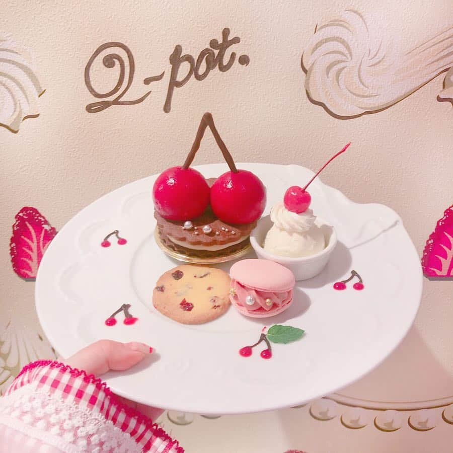 エリンコさんのインスタグラム写真 - (エリンコInstagram)「🍒🍰 * * 4月6日に初のお茶会するよぉー💗💗💗 大好きな @qpot_official で...🍒 一足お先に撮影してきたよぉー！！！ * インスタ講座など軽くする予定だよぉー❤️ 1人参加の方がほぼなので気になった方は言ってね🎀 * おっきな🍒さくらんぼ🍒がついてて 可愛いスイーツ😍💕 たのしみっっ💓💓💓 * #Qpotcafe#オフ会#可愛い#sweets#表参道カフェ#原宿カフェ#カフェ#さくらんぼ#cherry#インスタ映え」3月31日 12時04分 - erinko0315