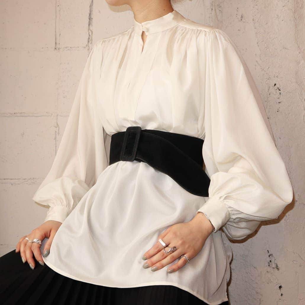 吉祥寺 古着屋 Orfeoのインスタグラム：「Vintage Volume Sleeve Blouse  #Orfeo #Kichijoji #Tokyo #vintage #used #fashion #coodinate #outfits  掲載商品のお問い合わせはメールにて承っております。コメント、DMでのお問い合わせは受け付けておりませんのでご了承ください。」