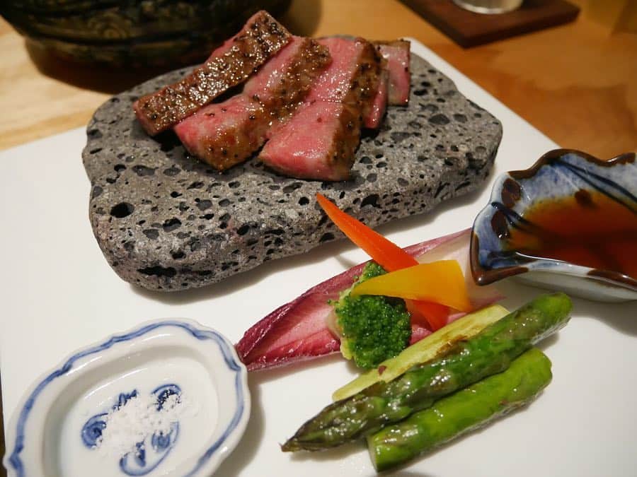 のインスタグラム：「* * 夕食🍶 品数多くて載せきらない🤣 早やめの夕食だったので 食べきらなかったお料理はお部屋でお夜食として頂きました🍵🌠 ごはんはおにぎりにしてもらいました🍙 * どれも美味しくて…❤ * #japan #shizuoka #atami #onsen #sanga #熱海  #網代 #温泉 #山龢 #risapigram」