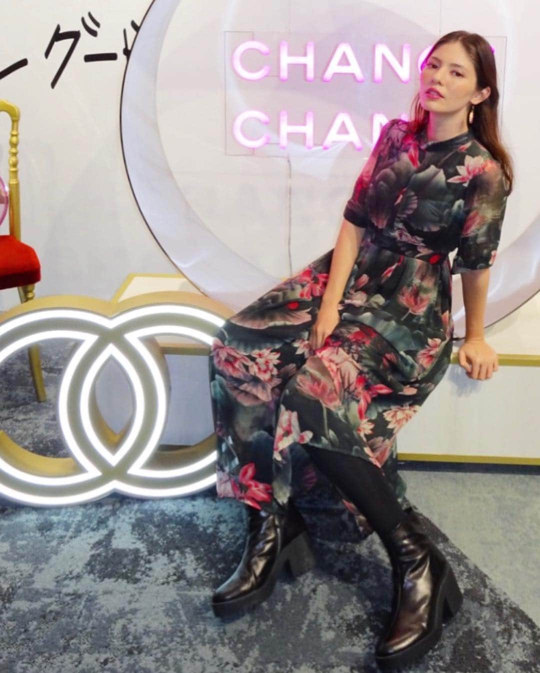 湊ジュリアナさんのインスタグラム写真 - (湊ジュリアナInstagram)「Chanel CHANCEフレグランスジャン-ポールグードイベントに行って来ました〜シャネルの香水やっぱり良いよね〜🥰春だからフラワープリントのワンピース着て行きました〜 メイクはピンクベース💕 🌸 went to Chanel fragrance party last night. Chanel frangrance is so fragrant. It’s cherry blossom season so I wore my flower print dress to the party 🌸 ✨ ✨ ✨ ✨ #julianaminato #湊ジュリアナ #chanelperfume  #fashiongram #minatojuliana #ジュリアナ湊 #ラテン #ブラジル人 #ふぁっしょん  #ファッション好き #春ファッション  #春服コーデ #chanel #ジュリアナ #シャネル #チャンスオータンドゥル #ファッションブランド #30代ファッション  #TAKEYOURCHANCE  #香水」3月31日 12時07分 - julianaminato