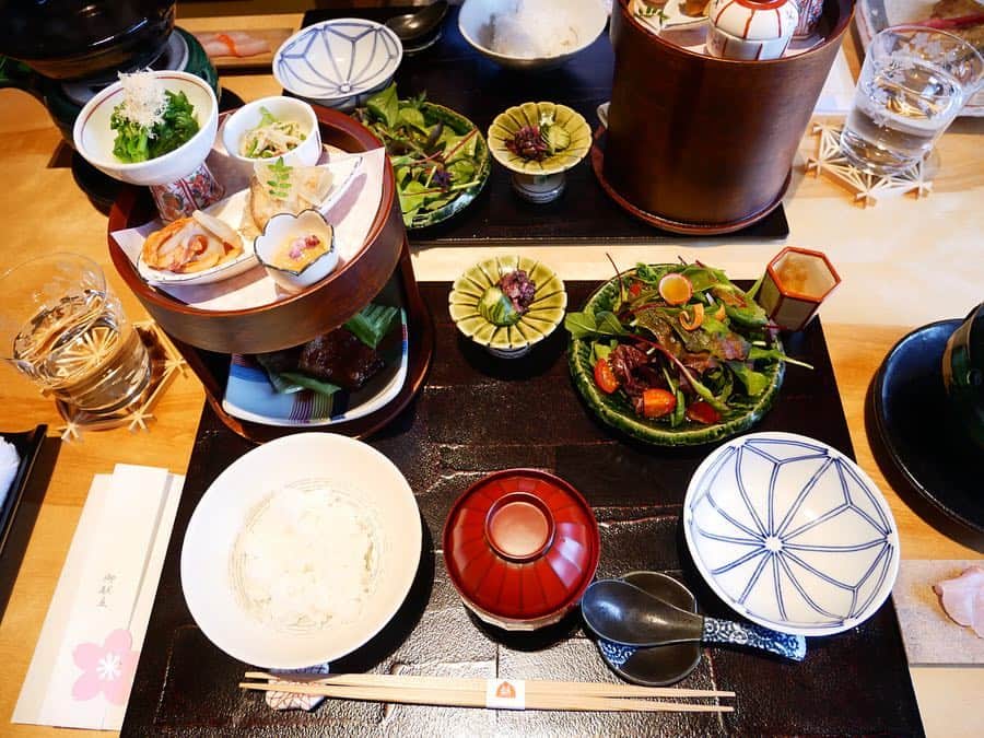 内藤理沙さんのインスタグラム写真 - (内藤理沙Instagram)「* * 朝食もたくさん☀️🐣 こんな朝食毎日食べたい🐟 贅沢過ぎる😭💕 ご飯がススムおかずがたくさんで ごはんはお代わりして3杯食べました🐷 朝から幸せ過ぎる～❤❤ * #japan #shizuoka #atami #onsen #sanga #熱海  #網代 #温泉 #山龢  #risapigram」3月31日 12時09分 - risa_naito_official