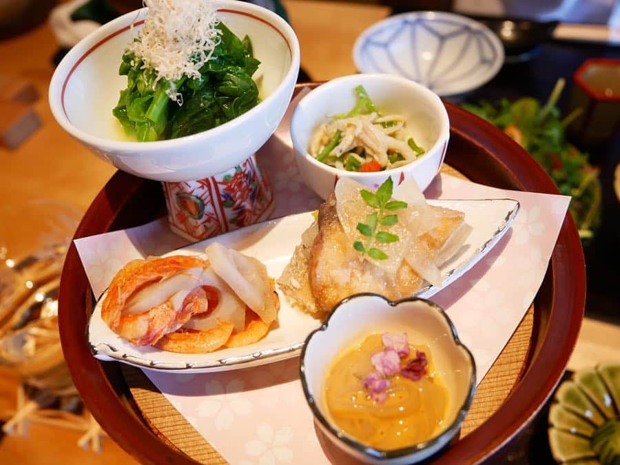 のインスタグラム：「* * 朝食もたくさん☀️🐣 こんな朝食毎日食べたい🐟 贅沢過ぎる😭💕 ご飯がススムおかずがたくさんで ごはんはお代わりして3杯食べました🐷 朝から幸せ過ぎる～❤❤ * #japan #shizuoka #atami #onsen #sanga #熱海  #網代 #温泉 #山龢  #risapigram」
