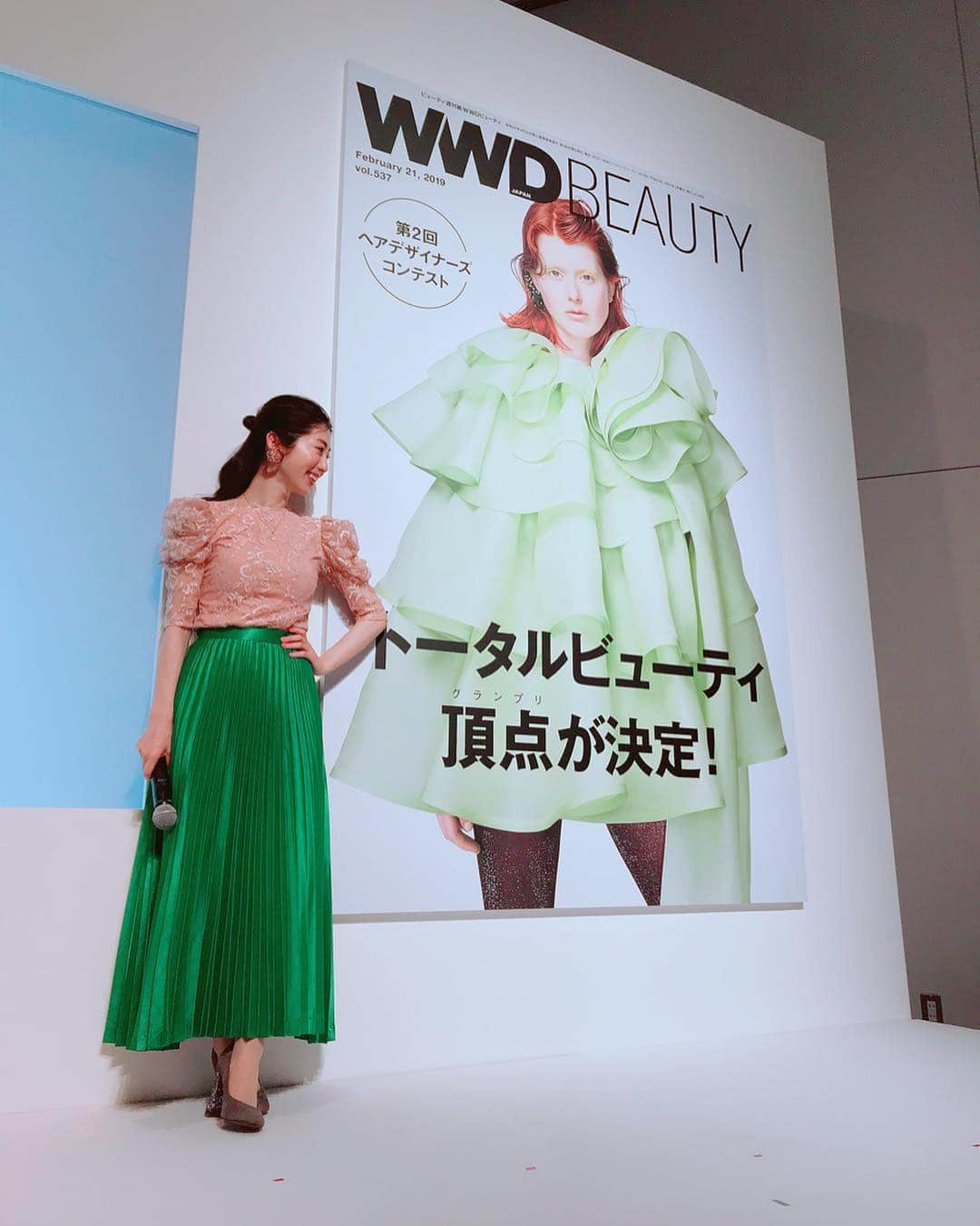 のインスタグラム：「美容業界専門誌【WWD BEAUTY】が主催する 最新トレンドを学ぶイベントで司会進行🎤  ファッション&メイクのトレンドは 時代の〝気分″が映し出されるから面白い。  最も印象に残ったのは コレクションという場にも多様性が感じられるようになったという話。  人種の多様性はもちろんのこと、 一律同じメイクだったこれまでとは違い モデルさんそれぞれの顔の個性を生かしたメイクへと変化したそう。  シミやシワもその人の個性であり、歴史。  カバーするのではなく、生かす。 盛りすぎないヘルシーな美しさ。  コンプレックスに思えることも 角度を変えれば自分の特徴なのだ。  そんなしなやかな強さをまとった大人に、 私もなりたい。  ちなみに今年の春夏キーワードは #パステルカラー  #ヘルシーリゾート #柄柄 #アート #ヘアバンド  などなど。  自分を愛して楽しむ春夏。 わくわくする色と一緒に出かけようっと🙋‍♀️ ちなみに今回の衣装は #eimyistoire  のピンクトップスに #eclin のプリーツスカート 肩パット並みのシャーリングがお気に入り🙈  一一一一一一一一一一一一一一一一一一一一一 #司会#wwd#wwdbeauty#beauty#トレンド#セミナー#イベント#wwdjapan#六本木#泉ガーデンギャラリー#美容#春夏#mc#🎤#fashion#makeup#ファッション#メイク#ootd」
