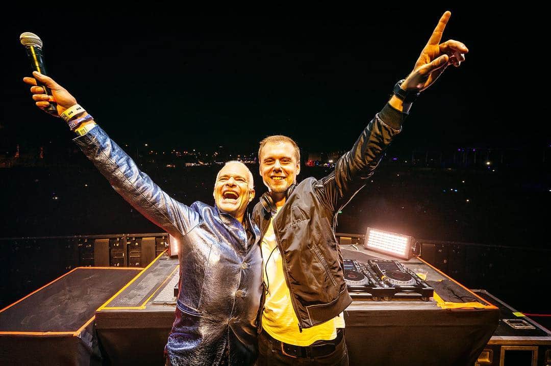 Armin Van Buurenさんのインスタグラム写真 - (Armin Van BuurenInstagram)「JUMP! Big shoutout to this legend @davidleeroth 🙌🏻🔥and a big thanks to @ultra and of course, last but definitely not least, to all you guys! I had a blast!! ❤️#ultramusicfestival #miamimusicweek #miami」3月31日 12時11分 - arminvanbuuren