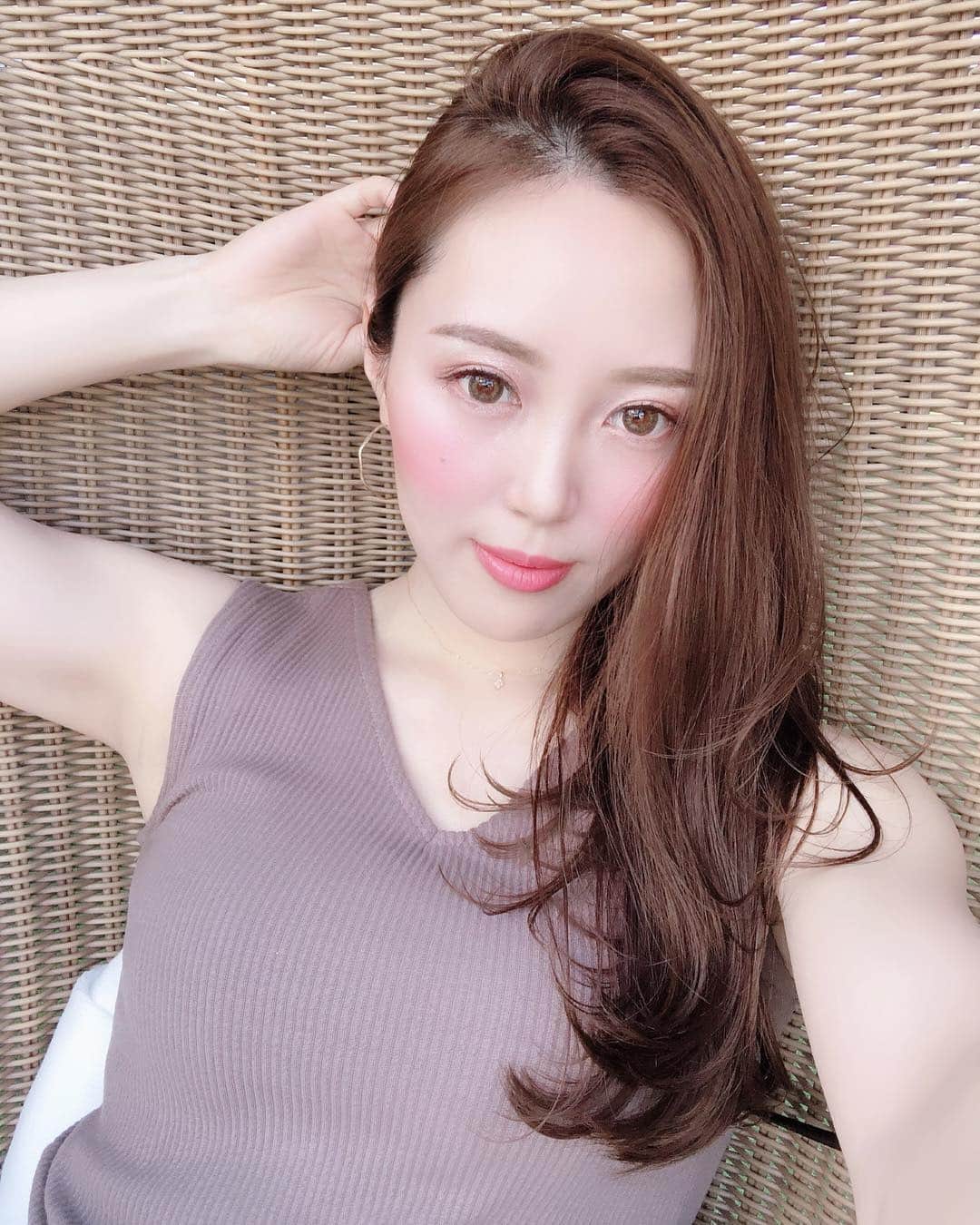 ありさ・あげまんクリエイターのインスタグラム：「•••﻿ 5日間のオーストラリア🇦🇺﻿ ﻿ 1番感じたのは住んでいる人たちの自由さ。﻿ ﻿ こんなに大人も子供も伸び伸びと暮らして﻿ 日本とは大違い😂﻿ ﻿ （もちろん日本の良さはあるけど﻿ 日本は全てにおいて縛られてる感じ。）﻿ ﻿ 平日の昼間から公園の芝生でランチして﻿ お昼寝してのんびり。﻿ ﻿ 人間と動物が共存してるし。﻿ ショップの店員さんは歌いながら働いてる。﻿ ﻿ カンタス航空の客室乗務員も﻿ 歌いながら飲み物配ってた笑﻿ ﻿ みんな作り笑顔じゃなくて心から楽しんでた。﻿ ﻿ ﻿ 子供たちには色んな人生の選択が﻿ できるようにしておきたいな。﻿ ﻿ 親として子供たちにできることは﻿ 選択肢を増やしてあげること。﻿ ﻿ 色んな世界を見て知って﻿ 色んな価値観に触れて﻿ のびのび育ってほしい😊」