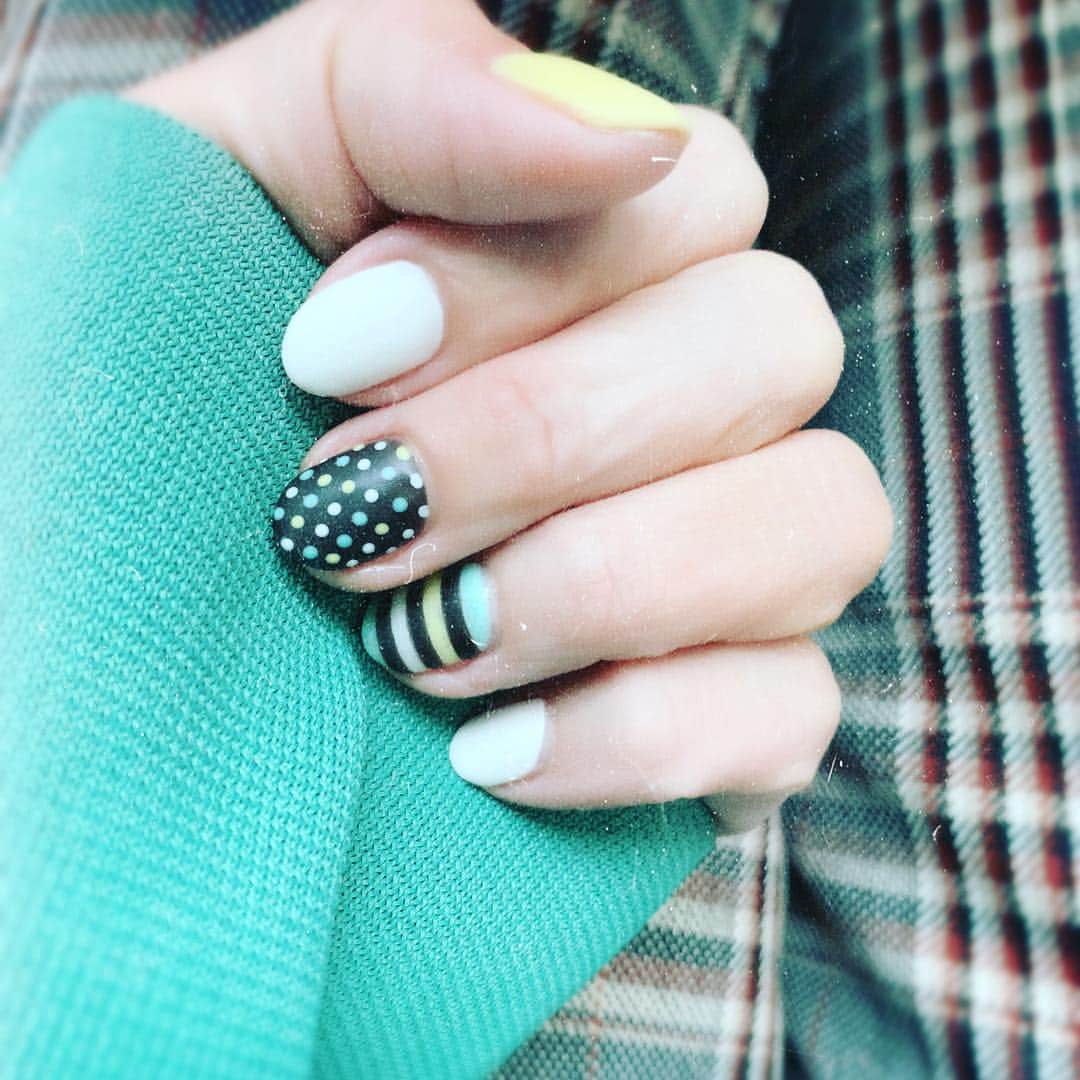 のインスタグラム：「ネールチェンジ。 ちょいポップ💅✨」