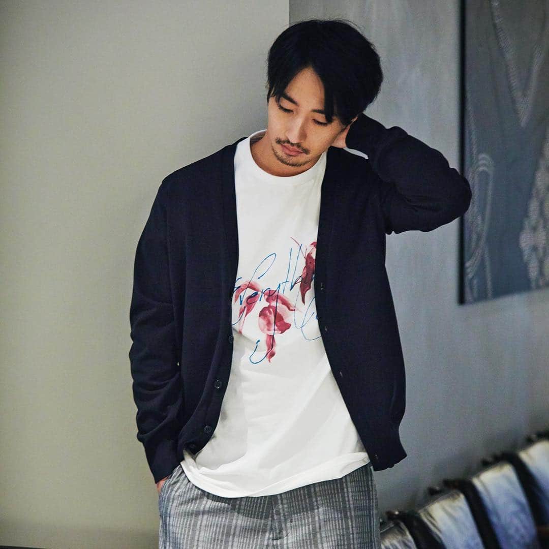 STRIPE DEPARTMENTさんのインスタグラム写真 - (STRIPE DEPARTMENTInstagram)「STRIPE DEPARTMENT×SLOANE EXCLUSIVE どこでも連れていける 使い勝手抜群なカーディガンが入荷中  ウルトラ撥水加工を施したポリエステルを使用しつつ、糸にクリンプ（繊維の縮れ）をつける工夫から極めてシワになりにくい仕様を実現。 それに加えて、フロントの前たてを細くしたり、ボタンも小ぶりなものをセレクトすることで、衿付きのシャツからTシャツまでインナーを選ばないスタイルが見事に完成する。  カラーはブラックとネイビーを用意。 まだまだ肌寒いこの季節、このカーディガンを備えておくと便利。  詳しくはこちからか https://editorial.stripe-department.com/men_/feature/sloane_exclusive_20190329/  #ストデパmen #sloane #スローン model: @robin_officialjp ———————————————————————﻿ 上質を知る大人のためのECデパートメント﻿ #STRIPEDEPARTMENT #ストデパ﻿ ﻿ 全国どこでも7,000円以上で送料無料﻿ 13時までのご注文は即日発送でお届けします﻿ ———————————————————————﻿ #fashion #springfashion #knit #cardigan #mensfashion #instafashion #春ファッション #メンズファッション #ニット #春ニット #撥水加工 #カーディガン #限定 #新作」3月31日 12時24分 - stripedepartment