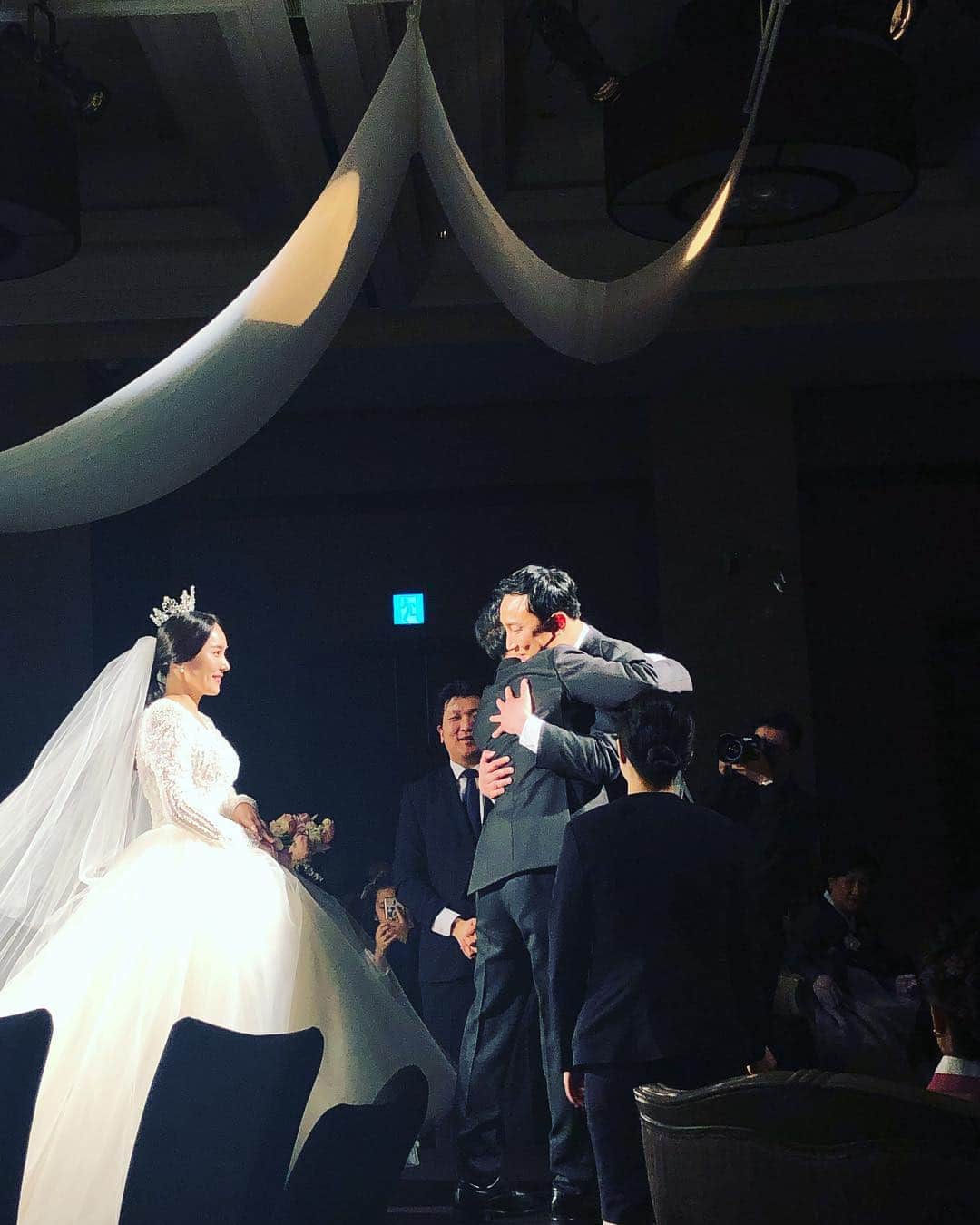 ハン・ソナさんのインスタグラム写真 - (ハン・ソナInstagram)「너무 아름다운 한쌍..💜 영원히 응원하고 부러워할래#최참사랑언니와양현민선배님  진심으로 축하드려요🥰❤️ 뭔가 되게 멋있어....💑」3月31日 12時26分 - shh_daily
