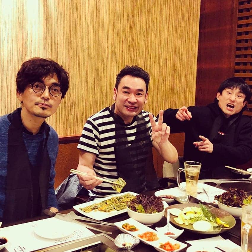 小林健一さんのインスタグラム写真 - (小林健一Instagram)「小倉公演の打ち上げは焼き肉！ランプ旨かったー。 この日は照明の近藤さんのお誕生日。ボーダーズで記念撮影。おめでとうございます！ 賢太郎君が甲斐甲斐しく肉を焼き、僕やなだぎさんの皿にずっと運んでくれました。」3月31日 12時28分 - kenichi_koba