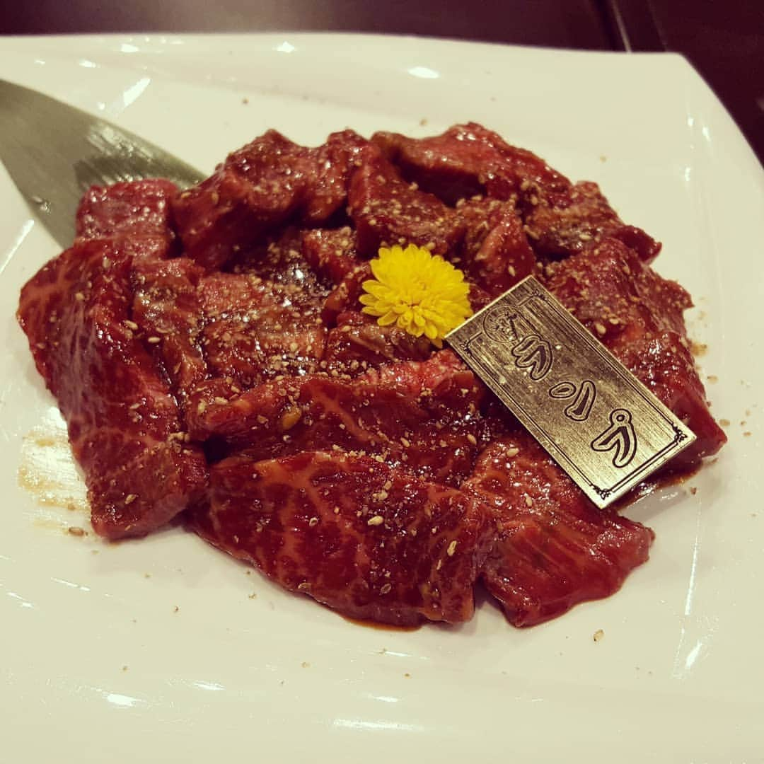 小林健一さんのインスタグラム写真 - (小林健一Instagram)「小倉公演の打ち上げは焼き肉！ランプ旨かったー。 この日は照明の近藤さんのお誕生日。ボーダーズで記念撮影。おめでとうございます！ 賢太郎君が甲斐甲斐しく肉を焼き、僕やなだぎさんの皿にずっと運んでくれました。」3月31日 12時28分 - kenichi_koba