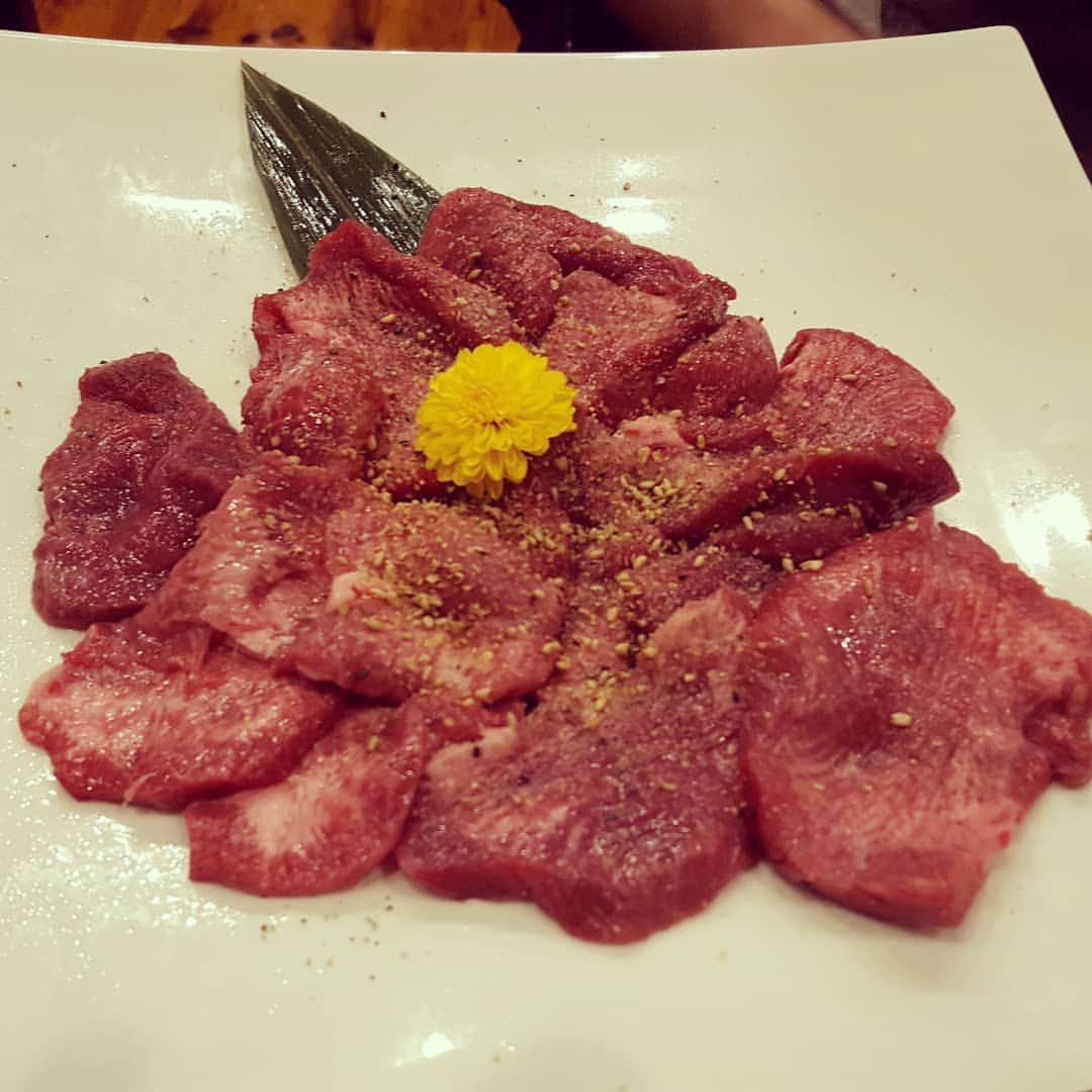 小林健一さんのインスタグラム写真 - (小林健一Instagram)「小倉公演の打ち上げは焼き肉！ランプ旨かったー。 この日は照明の近藤さんのお誕生日。ボーダーズで記念撮影。おめでとうございます！ 賢太郎君が甲斐甲斐しく肉を焼き、僕やなだぎさんの皿にずっと運んでくれました。」3月31日 12時28分 - kenichi_koba