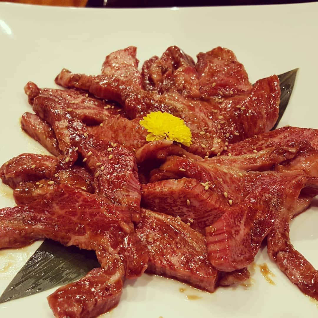 小林健一さんのインスタグラム写真 - (小林健一Instagram)「小倉公演の打ち上げは焼き肉！ランプ旨かったー。 この日は照明の近藤さんのお誕生日。ボーダーズで記念撮影。おめでとうございます！ 賢太郎君が甲斐甲斐しく肉を焼き、僕やなだぎさんの皿にずっと運んでくれました。」3月31日 12時28分 - kenichi_koba