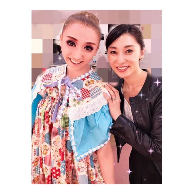 早乙女わかばさんのインスタグラム写真 - (早乙女わかばInstagram)「.﻿ 大好きな琴まりえさん❤️﻿ 先日お会いしました☺️💕﻿ ﻿ 研1から研2まで短い間でしたがお手伝いさせて頂き…娘役のイロハを全て教えて頂いた、大好きで尊敬するお方です✨✨✨﻿ ご卒業されてからも事あるごとに電話をして、相談に乗ってもらっていました😌﻿ ﻿ 退団公演も観に来て下さり…〔2枚目〕 私が着ている楽屋着は琴さんが在団中に1番着ていたもので、下級生ながら『形見分けにください🙇🏻‍♀️』とお願いして、、私が退団する公演までお気に入りのものでした☺️﻿ そして、今その楽屋着は私のお手伝いをしてくれていた夏風季々ちゃんの元に…🌙✨﻿ ﻿ 誰からも愛されて、ご卒業された琴さんはずっと私の憧れでした‼️﻿ 今では、美しい二児のママ❤️✨﻿ 現役時代と変わらず美しい琴さんは、やっぱり私の憧れだなぁ…と感じた日でした☺️﻿ ﻿ そんな素敵な大好きな琴さんと卒業してからもこうしてお会いできて、本当に嬉しいです😍﻿ ﻿ 〔ちょっとママぶって琴さんの息子さんの手を繋いじゃいました👦🏻👐🏻笑…3枚目〕﻿ ﻿ #琴まりえ さん﻿ #早乙女わかば﻿ #出会いはもう12年前﻿ #憧れ﻿ #娘役の鑑﻿ #美人ママさん」3月31日 12時28分 - s_wakaba.94