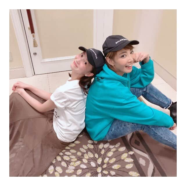 夢咲ねね（赤根那奈）さんのインスタグラム写真 - (夢咲ねね（赤根那奈）Instagram)「· 偶然にも帽子がお揃いだったので、 記念に撮影していただきました💗 · #柚希礼音さん #CAPお揃 #🧢💕#BALENCIAGA #black  #ちえねね  #0329」3月31日 12時29分 - yumesaki__nene