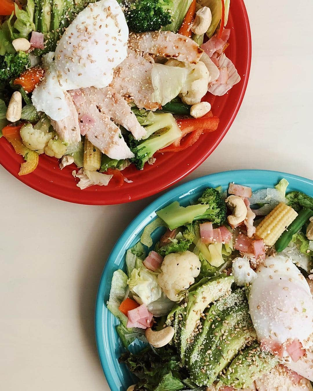 Mihoさんのインスタグラム写真 - (MihoInstagram)「Salad Lunch🥗🌿 ずっと好きなビキニを着るために♡たっぷり野菜を摂ってバランスの良い食事を心がけています！  ただ1日の野菜摂取量の目安とされる350gを毎日摂るのは難しいから…サプリメントにも頼る！  海外にいると脂質多めな食事に偏りがちなので、いつもお腹の調子が悪くなるんだけど。  食事で不足しがちな栄養素をサプリメントで補う習慣をつけてから、日本にいるときとお腹の調子が変わらなくて嬉しい。  サプリって色々ありすぎて何がいいのか分からない人も多いと思うんだけど私的には @vegie_jp  がおすすめ(2枚目にパッケージ載せたよ)  おすすめする理由としては成分が自然由来なこと。  消化吸収＋乳酸菌と相性が良い、藻類のスピルリナが主な成分。なので、お腹の調子がいいな〜と個人的に体感できたことが１番気に入ってる理由。  あとは、なかなか毎日の食事では摂取しにくいキノコ・海藻類の栄養素が補えるのも🙆‍♀️ 塩分・糖分・脂質を防ぎながら栄養素も補給できるというのが謳い文句なんだけど、私的には栄養素補給できるだけで十分ありがたい！  #サラダランチ #ランチ #サラダ #パワーサラダ #ヘルシーメニュー #ヘルシーレシピ #ベジバリア#ベジエ#塩糖脂#ダイエットサプリ#インナービューティー #PR」3月31日 12時29分 - march16m