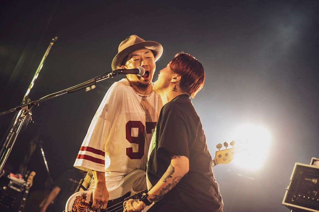 T$UYO$HIさんのインスタグラム写真 - (T$UYO$HIInstagram)「"BLARE DOWN BARRIERS 2019” Zepp Osaka Bayside  誘ってくれたcoldrainありがとう 楽しかったー！！ 昨夜もsuntownで @terucrossfaith がゲッダンしに来た😎 6/22今度はワンマンでこの会場でかます！  1〜3 photo by バースデーボーイ @nekoze_photo  4 photo by @yamada_mphoto  #thebonez  #coldrain #crossfaith #blaredownbarriers2019」3月31日 12時30分 - tsuyoshi_ptp