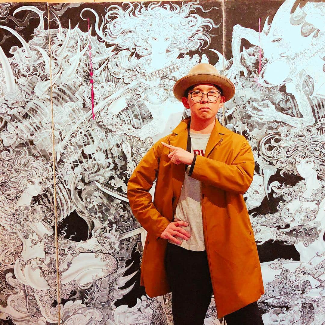 師岡とおるさんのインスタグラム写真 - (師岡とおるInstagram)「バロン吉元展 が素晴らしい。画業60年 挑戦し続ける姿勢とそのデザイン性に感銘を受けていると、ふらりご本人登場、図録に頂いたサインの年号が2109年！色々スゲくてクラクラしました。 #バロン吉元」3月31日 12時38分 - mo_rock