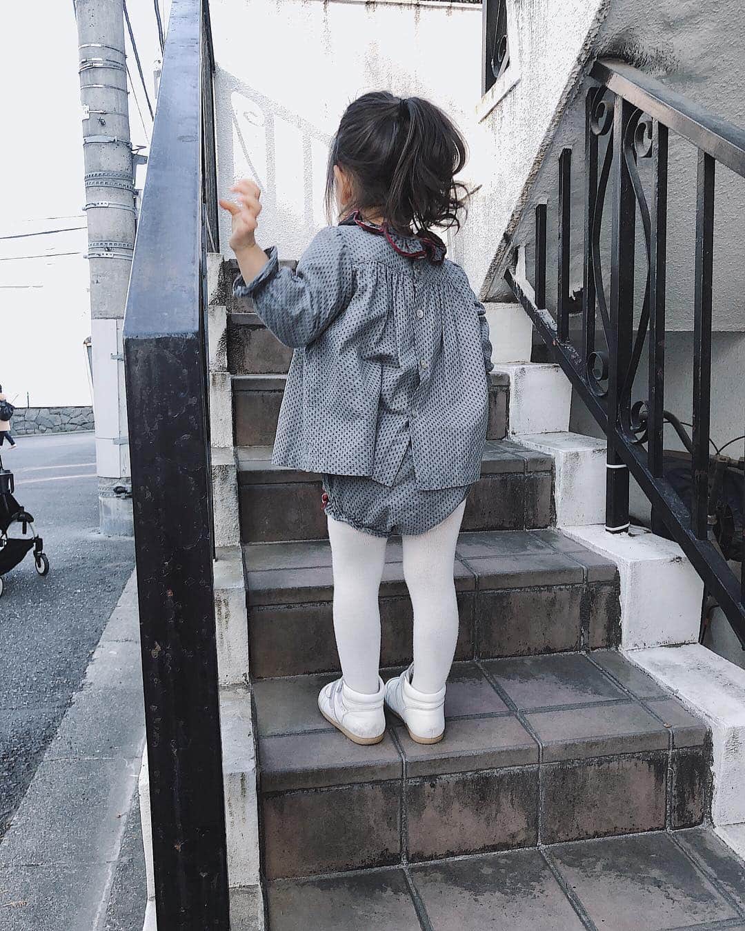 翁安芸さんのインスタグラム写真 - (翁安芸Instagram)「2019 March→2018 December🎀 娘のお気に入りのお洋服💓 ついにブルマ丸見えにるくらい成長しました👀 写真2枚目は去年の12月💕 #mydaughter #bonitatokyo #littlegirl」3月31日 12時37分 - akinyc