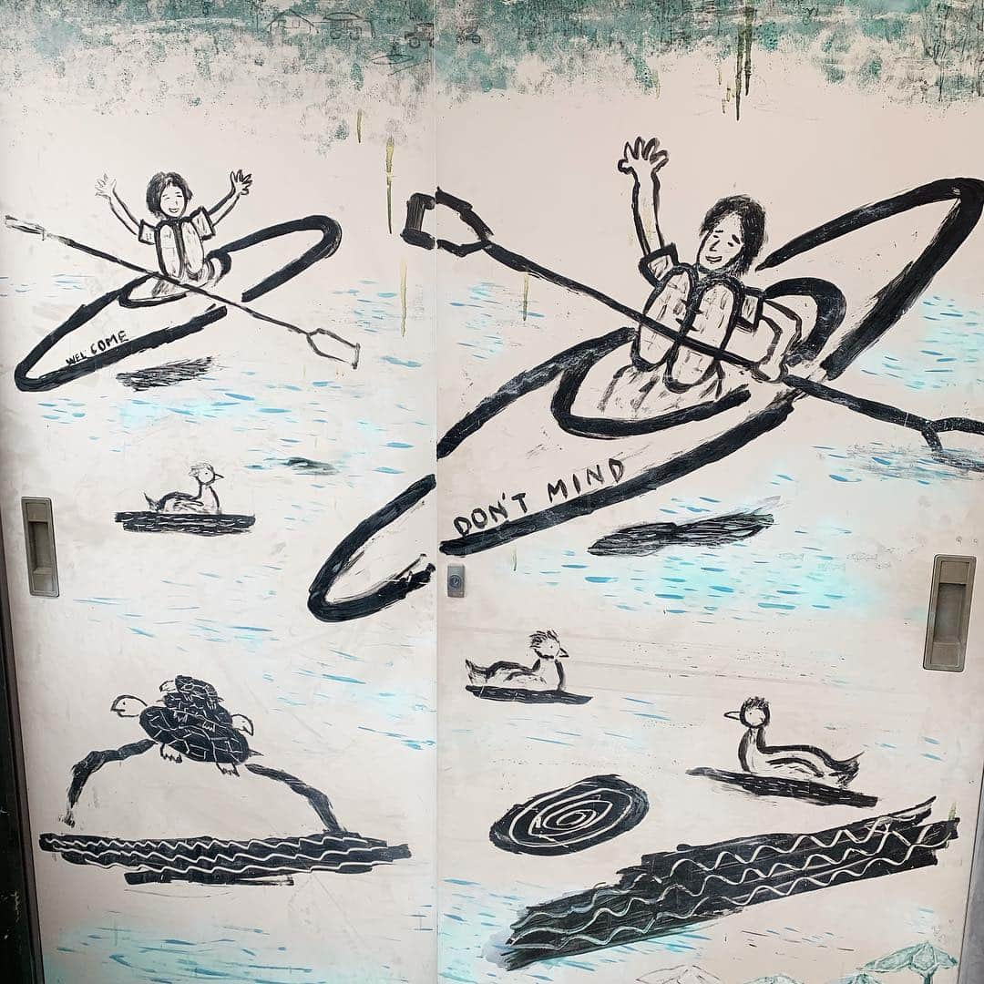 河島あみるさんのインスタグラム写真 - (河島あみるInstagram)「あーカヌーやりたい🛶 実家の物置に描かれている 父の落書き😜 モデルは 父と母マッキー。 #河島英五 #らくがき #カヌー #どんまいどんまい #interiordesign  #artwork  #eigokawashima」3月31日 12時41分 - amiru_kawashima