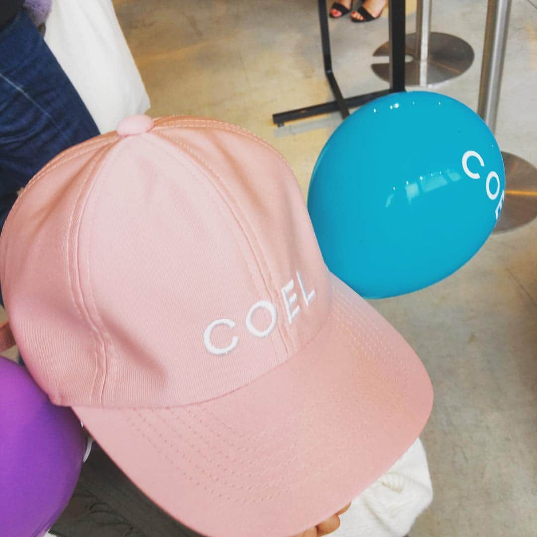 平野由実さんのインスタグラム写真 - (平野由実Instagram)「#COEL COELの夏コレクション展示会へ行ってきました。  素敵な夏服や水着、カバンなどありました！バスタオルのカラーも可愛かった♡ キッズもあり、子どもたちに帽子を購入。これからたくさん活躍しそうです😊 風船やわたあめなど子どもたちも喜んでいました🎈感謝🙏💕 #春夏コーデ #おしゃれ #大人かわいい #展示会 #夏コレクション  息子は、◯に風船を入れる！と頑張ってたらしい。 娘は、そのマネかな？？発想は無限大ですね。」3月31日 12時45分 - yumi_hiranoo