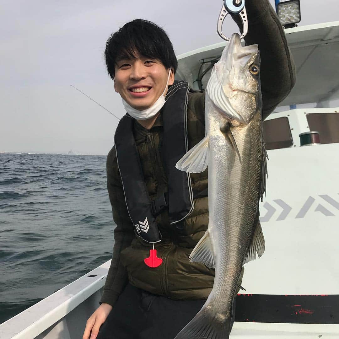 山縣亮太さんのインスタグラム写真 - (山縣亮太Instagram)「3/28 東京湾ボートシーバス🚤 海は荒れてたけど楽しめた。 やはり釣りは良い。 スズキはとても美味しかったとさ。」3月31日 12時48分 - y.ryo34