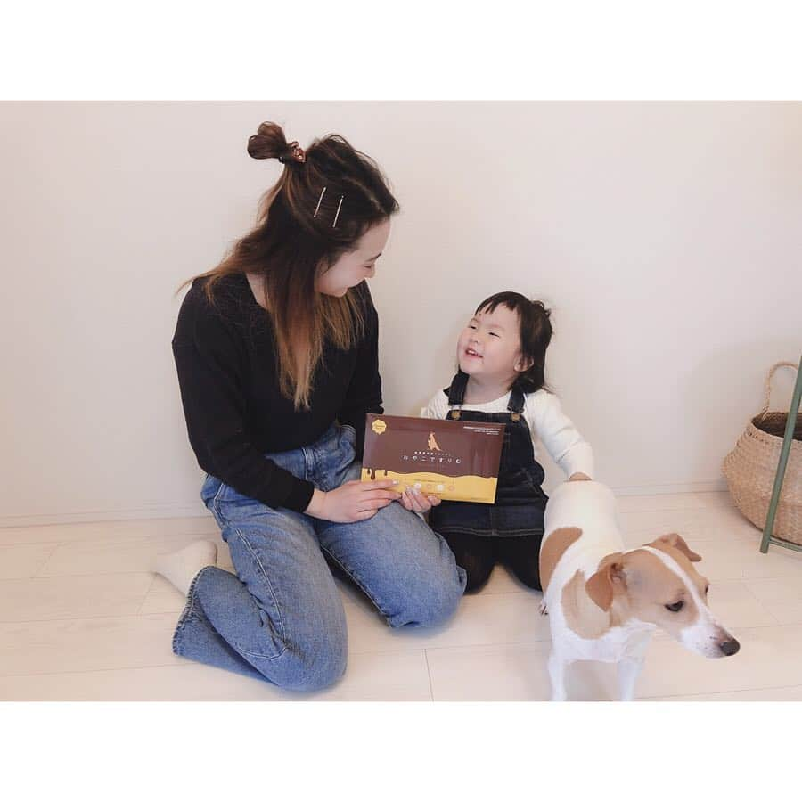 ena..*加藤 恵梨奈さんのインスタグラム写真 - (ena..*加藤 恵梨奈Instagram)「#おやこですりむ . . 子供の成長に悩まされてるママさんへ おやこですりむをオススメします❤❤ . 成長に必要な栄養が入ってるし 1杯たったの9.4kcal 子供にも優しい乳酸菌が1包100億個✨ . 正直子供にダイエットって必要?? って思ってたけどママが作るご飯って 美味しいけどちゃんと栄養不足になりがち。 . だからおやこですりむを親子で楽しむ！ . 味もチョコ風味🍫😝💕 いまおやこですりむを購入すると ¥5290円がなんと初回【¥980円】❗️ 安くない？？ 是非試して欲しい！！ . . 詳しく見てみたい方 https://lp.minorinomi.jp/oyk01/sp/?affiliateID=oyako_01_an_03&gclid=CjwKCAjw-OHkBRBkEiwAoOZqlwXR5gDNbN2ftq5DxO4TBjf9BprX9ESEN_n_Etgf1xZc9h0uXQNVCBoCi9oQAvD_BwE&trflg=1&rmai=xPKXSqF2.oyako01_ADN_01 こちらで。💁🏼‍♀️💁🏼‍♀️ . 私はホットケーキミックスに混ぜて おやつにしたりしてるよ！😊❤ . . . #おやこですりむ﻿ #こども﻿ #こどもダイエット #ダイエットサプリ﻿ #ママ友﻿ #ダイエット﻿ #みのりのみ﻿ #minorinomi﻿ #kids #mama #mamamoo #mamagirl #ママ #ママリクッキング #フリーランス #freemodel #Instagram #インフルエンサー #インスタグラマー #ena_pi ﻿」3月31日 12時46分 - e_n_a_p_i